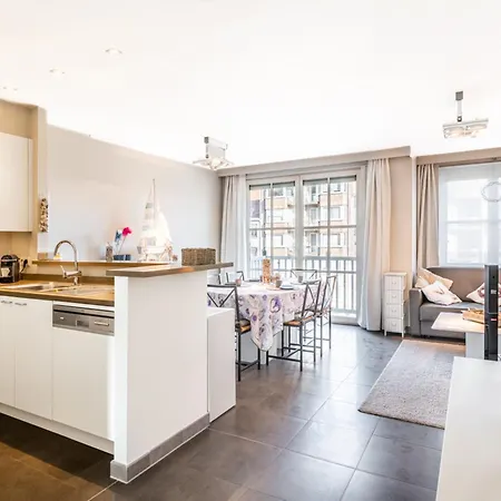 By The Coast With Sunny Terrace, Cleaning Included Appartement *